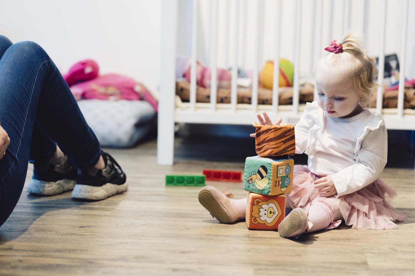 spelende peuter naast box